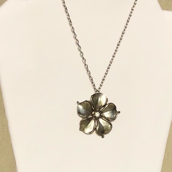 Beautiful silver flower necklace/rhinestone - Picture 3 of 7